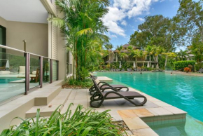 Swim Out Apartments in Triton Street Beachfront Resort Palm Cove, Palm Cove